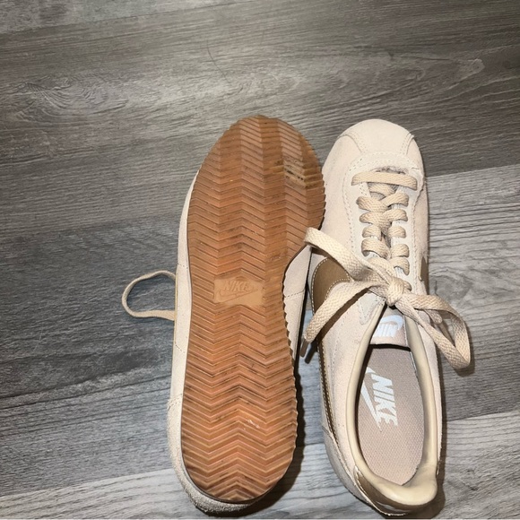 Women’s Nike sneaker - Picture 7 of 9